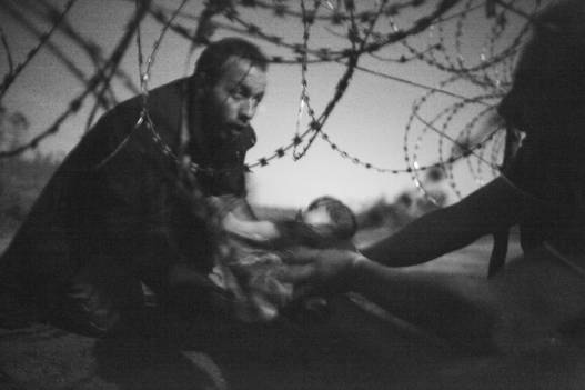World Press Photo des Jahres 2015 / 1. Preis Fotoserien, Harte Fakten, Warren Richardson, Australien, Hoffnung auf ein neues Leben, Serbisch-Ungarische Grenze, 28. August 2015